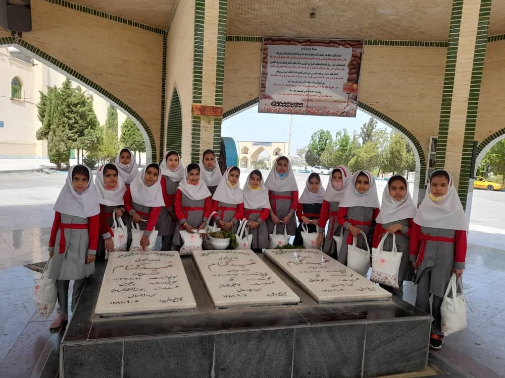 حضور دانش آموزاندبستان گل یاس در گلزار شهدای گمنام