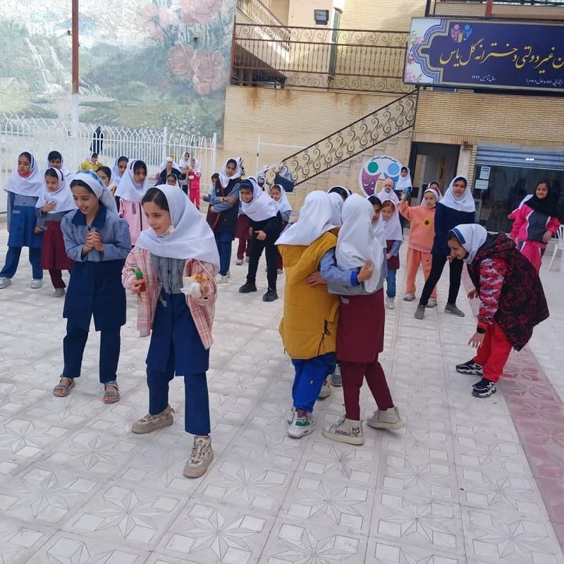 زنگ نشاط با دانش آموزان مدرسه